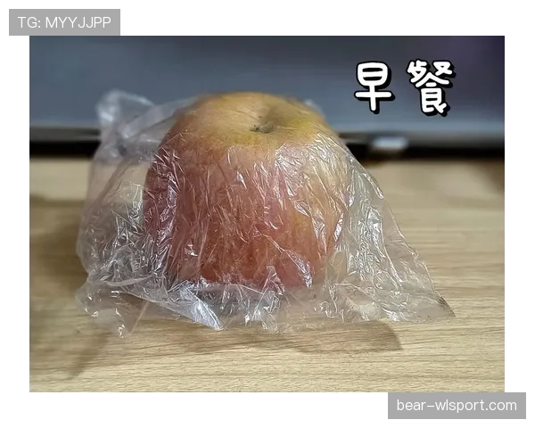 朱雪莹训练完顺手啃个苹果，这自律我真学不来